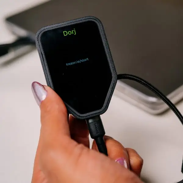کیف پول سخت‌افزاری درج T برگرفته از Trezor T- ارسال فوری و رایگان - Image 2